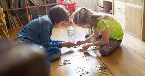 The best age to teach children about money according to an expert