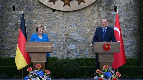 Tournée d'adieu d'Angela Merkel: la chancelière remercie Recep Tayyip Erdogan sans cacher ses critiques