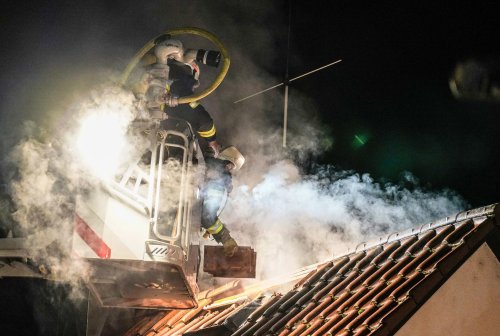 Topf mit heißer Asche auf Balkon: Wohnhaus brennt ab