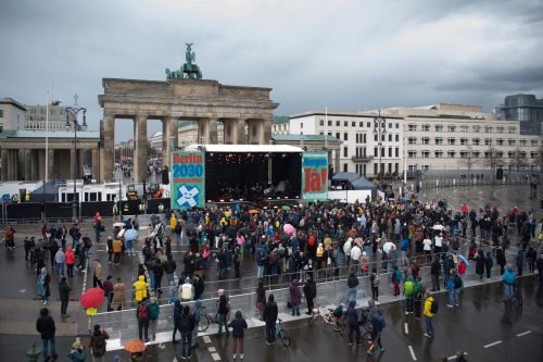„Die Zeit läuft weg“ - Demo-Konzert zum Klima-Volksentscheid