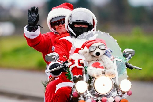 Weihnachtsmänner auf Motorrädern sammeln für kranke Kinder
