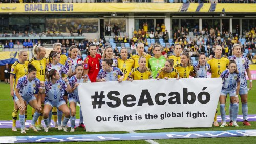 Nach Kuss-Skandal: Fußballerinnen aus Spanien und Schweden setzen gemeinsam Zeichen gegen sexuelle Gewalt