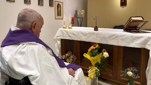 Erstes Bild aus dem Krankenhaus! Vatikan teilt Foto des Papstes