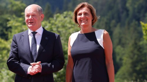 Unsere First Lady und die G7-Frauen: Premiere von Britta Ernst, der Ehefrau von Kanzler Scholz, auf der Weltbühne