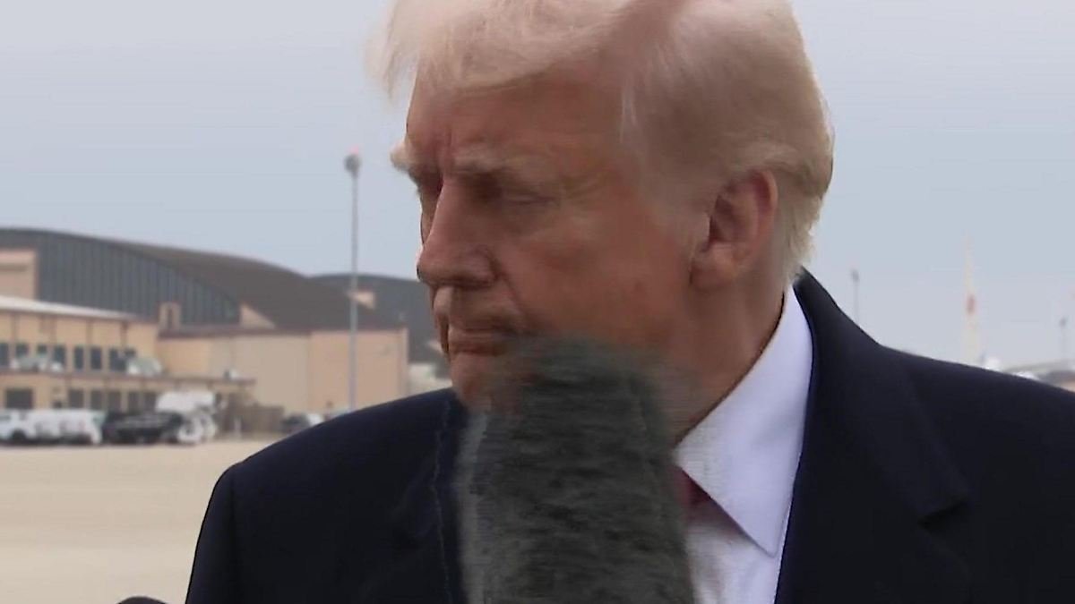 Trump bekommt Mikro ins Gesicht - während Interview!