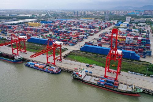Schwache Nachfrage lässt Chinas Exporte einbrechen