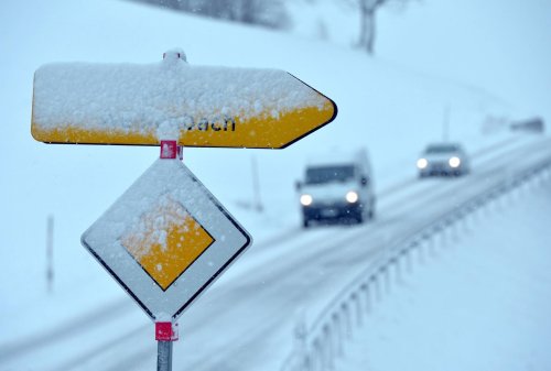 Verkehrschaos in Bayern: DWD warnt vor starkem Schneefall