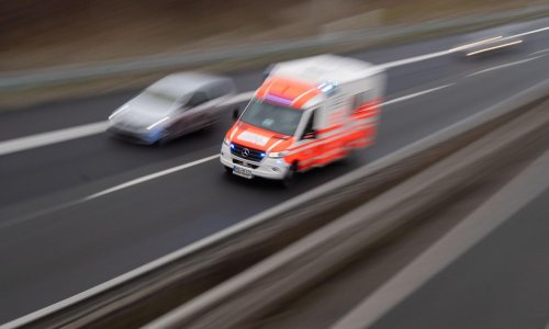 Acht Menschen bei Verkehrsunfall verletzt