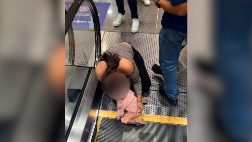 El Salvador: Hand von Mädchen (2) in Rolltreppe eingeklemmt, doch Ärzte können sie retten!