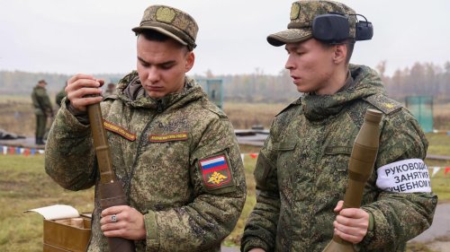 Putins Pannen-Mobilisierung: Betrunkene Soldaten und Massen-Schlägereien - Rekrutierungschaos in ganz Russland