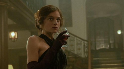 "The Crown"-Star Emma Corrin in "Lady Chatterleys Liebhaber"