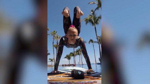 Krasse Körperbeherrschung! Schlangenfrau Tori Kubick verdreht sich auf Paddle-Board