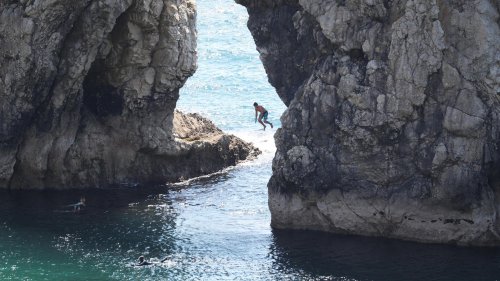 Tödlicher Klippensprung auf Mallorca: Urlauber prallt auf Felsen und stirbt