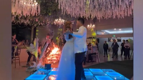 Während Hochzeitstanz: Blumen-Bouquet fackelt ab – Paar kümmert’s nicht
