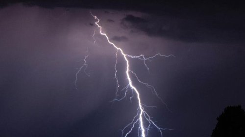 Gewitter: Frau filmt, wie Fahrzeug vom Blitz getroffen wird