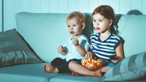 Studie: Vor allem kleine Kinder lieben den Fernseher! Worauf Eltern bei der Mediennutzung achten sollten