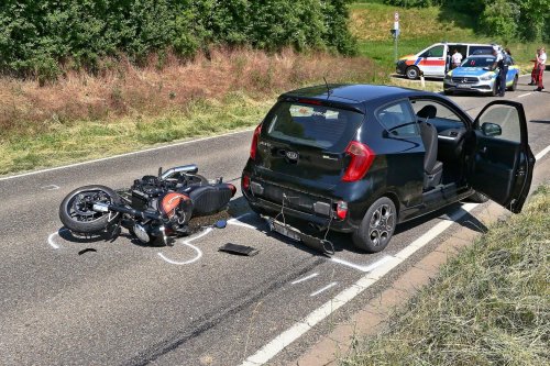 Biker wird bei Unfall überrollt: Lebensgefährlich verletzt