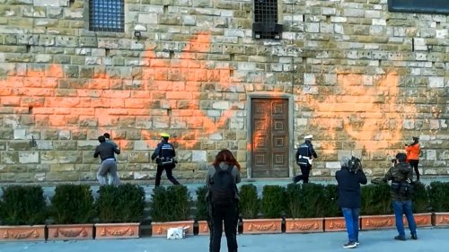 Florenz: Letzte Generation besprüht historisches Bauwerk - Bürgermeister flippt aus und schubst Aktivisten weg