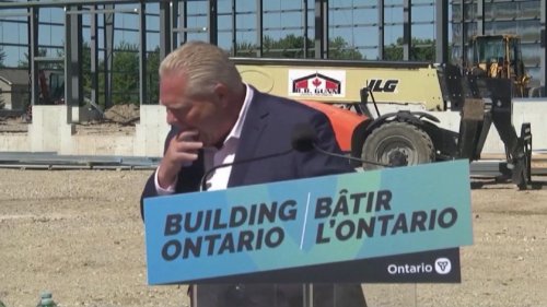Kanadischer Politiker Doug Ford verschluckt Biene bei Rede - "Ist das auf Band?!"
