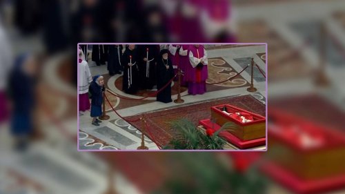 Wer ist die Frau, die hier allein um den Papst weint?