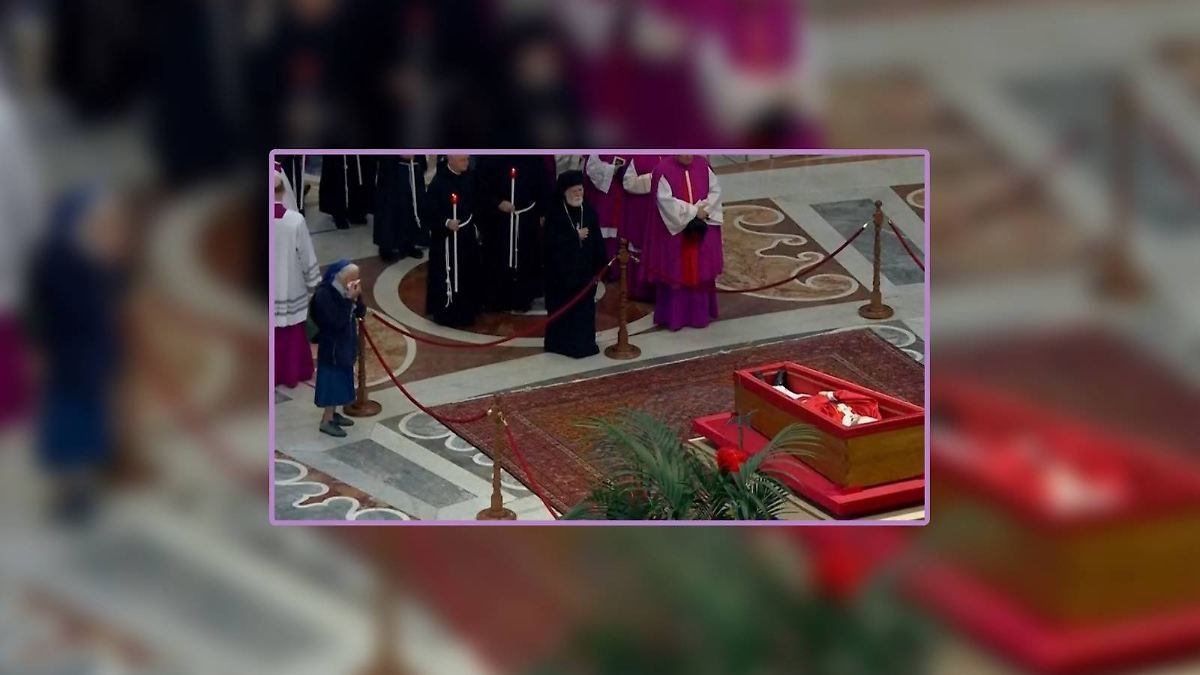 Wer ist die Frau, die hier allein um den Papst weint?