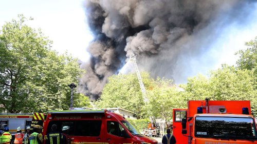 Riesen-Rauchwolke über Erkrath: Schulzentrum fast vollständig in Flammen!