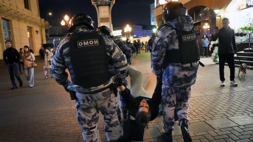 Wegen kritischem Gedicht: Russe verhaftet und von Polizei vergewaltigt