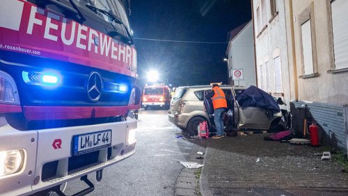Autounfall in Brechen: Fünfköpfige Familie rast in Hauswand
