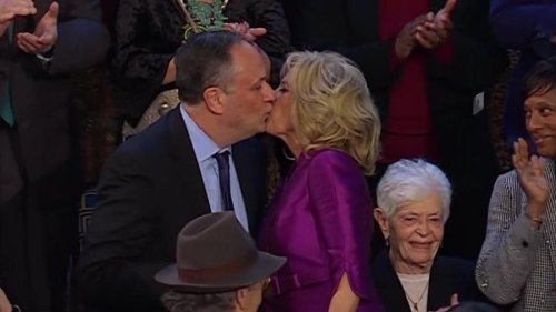 Erwischt?! US-First Lady Jill Biden küsst den falschen Mann
