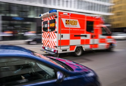 Krankentransportwagen in Unfall verwickelt: Patient stirbt