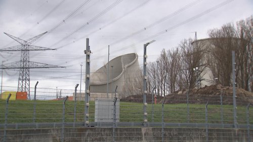Südhessen: Erster Kühlturm vom Atomkraftwerk Biblis stürzt ein