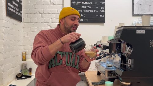 Ständchen im Café: Singender Barista Chase aus Hamburg sorgt nicht nur mit Kaffee für Gänsehaut