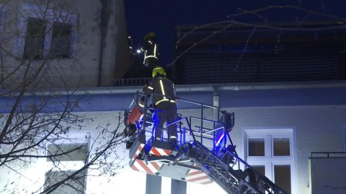 Laute Hilferufe in Berlin - Mann stürzt metertief in einen Schornstein und verletzt sich schwer