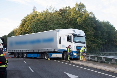 Lastwagen fährt in Brückengeländer: Fahrer stirbt in Klinik