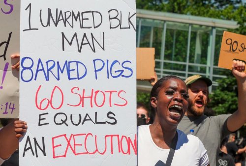 US-Beamte feuern Dutzende Male auf unbewaffneten Schwarzen