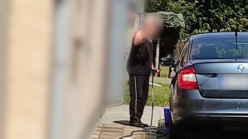 Verbotene Autowäsche auf der Straße: Mann rammt Nachbar im Streit Messer in den Rücken