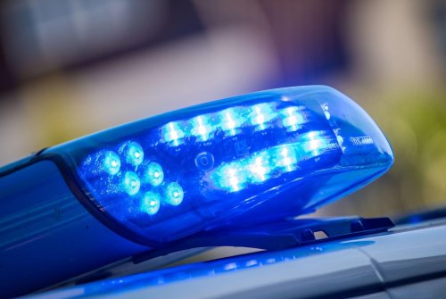 Motorradfahrer prallt gegen geparktes Auto: Tot