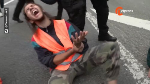 Pariser Polizei kennt kein Pardon: Beamte reißen Hände von Klima-Klebern einfach vom Asphalt ab