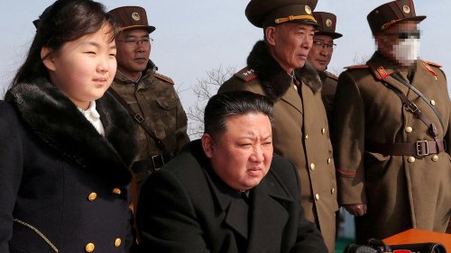 Nordkorea: Kim Jong Uns Tochter trägt Protz-Jacke von Dior – während das Volk hungert