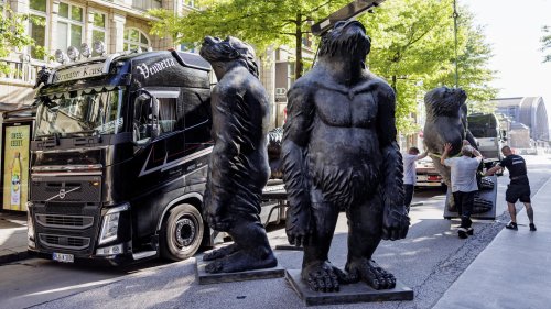 Invasion der Affen! Darum stehen diese riesigen Skulpturen mitten in Hamburgs Innenstadt