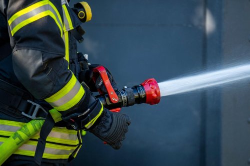 Geräteschuppen fängt Flammen: 250.000 Euro Schaden