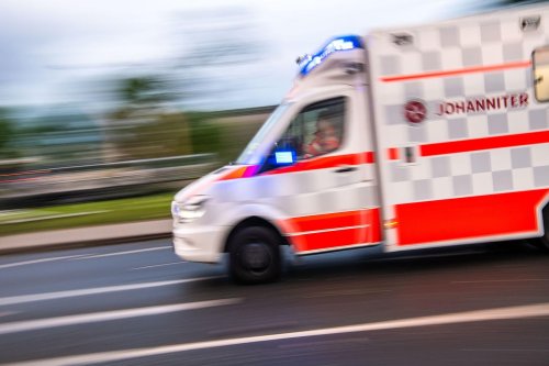 Mann bei Sturz von Firmendach verletzt