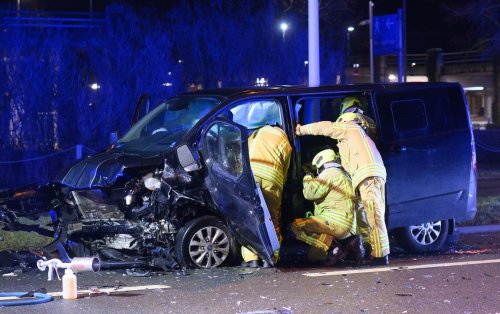 Auto kracht in Gegenverkehr: zwei Verletzte
