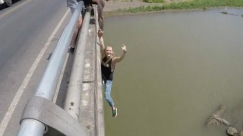 Ohne Sicherung hängt sie von einer Brücke! Influencerin riskiert ihr Leben für Foto mit Krokodilen