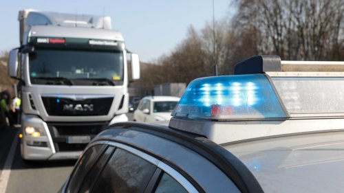 Stillstand auf A7 bei Hamburg-Heimfeld: Lkw reißt Leitplanke über die Autobahn