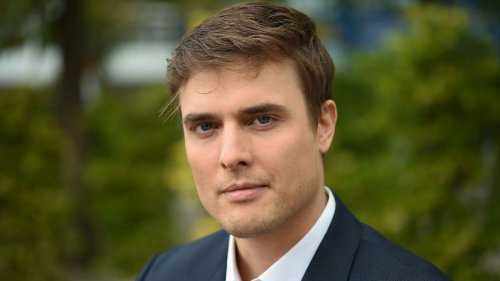 „Schwerkrankes Kind!” Tagesschau-Sprecher Constantin Schreiber wütet wegen Flughafen-Streik