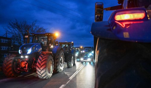 Bauern bremsen Verkehr an Autobahnbrücken in Sachsen aus