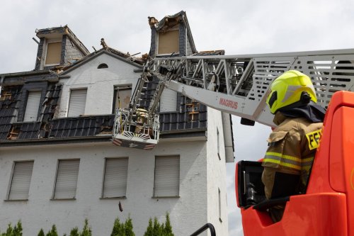 Wohnhausbrand: Zehn Menschen über Drehleiter evakuiert
