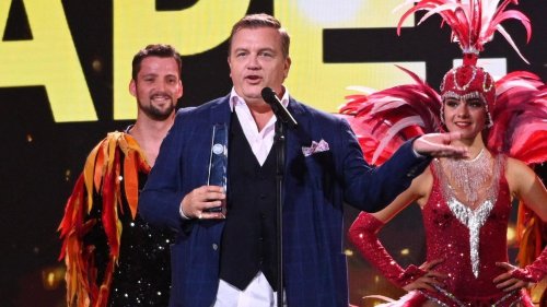 "Bin sehr emotional": Hape Kerkeling widmet seinen Ehrenpreis der LGBTQ-Community