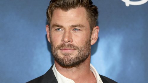 „Thor"-Star Chris Hemsworth zeigt, wo sein „Hammer" hängt